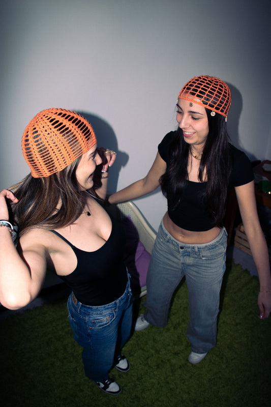 Cappello a rete arancione fatto a mano ad uncinetto
