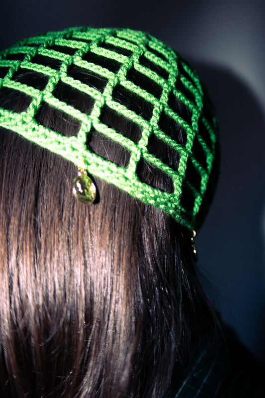 Cappello a rete verde con pendenti oro fatto a mano ad uncinetto