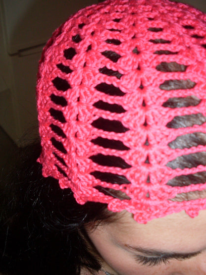 Cappello a rete fucsia fatto a mano ad uncinetto