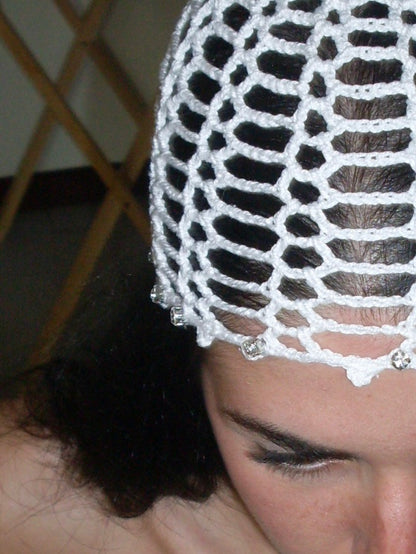 Cappello a rete bianco con brillantino fatto a mano ad uncinetto