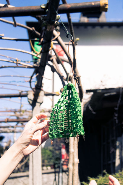 Cappello a rete verde con pendenti oro fatto a mano ad uncinetto