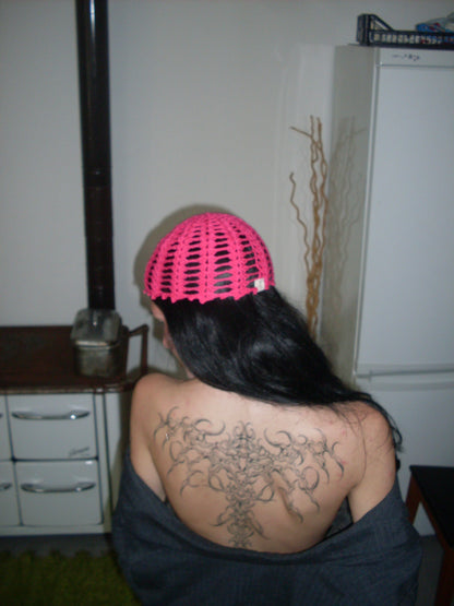 Cappello a rete fucsia fatto a mano ad uncinetto