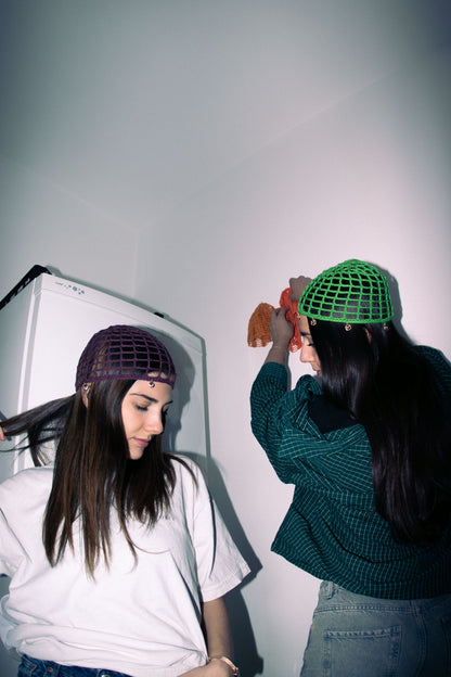 Cappello a rete verde con pendenti oro fatto a mano ad uncinetto