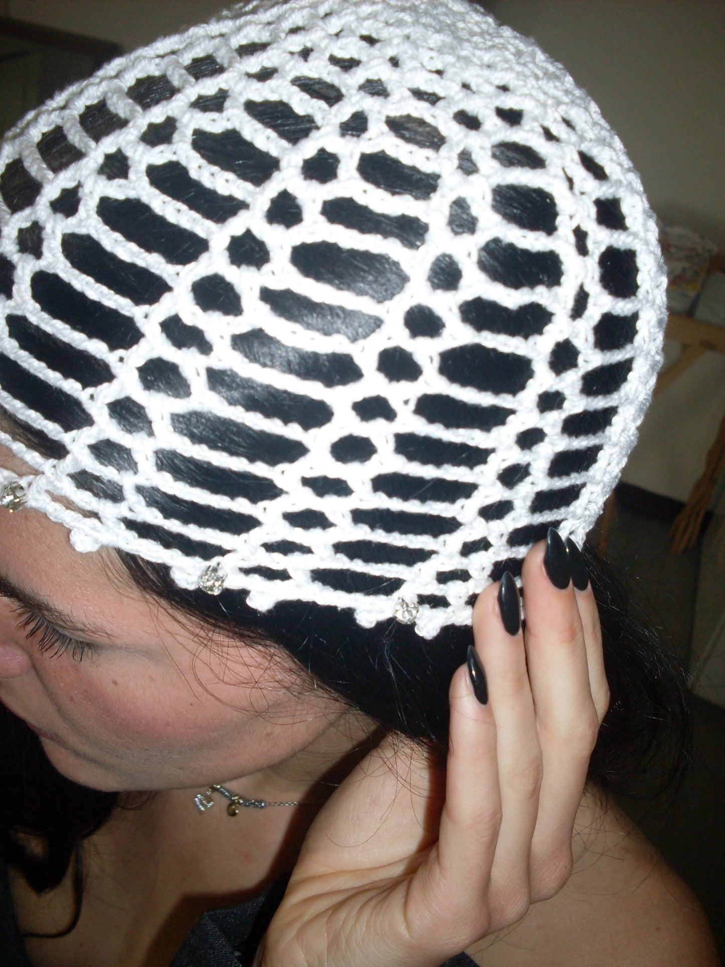 Cappello a rete bianco con brillantino fatto a mano ad uncinetto