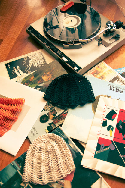 Cappello a rete bianco fatto a mano ad uncinetto