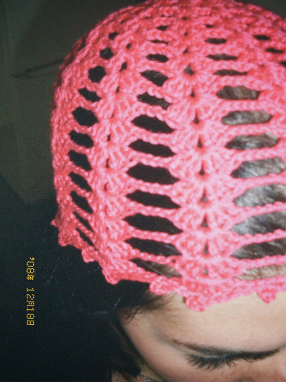 Cappello a rete fucsia fatto a mano ad uncinetto